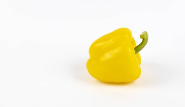 Beyaz arkaplanda sarı dolma biber ve metin için boşluk