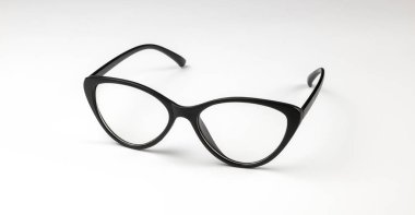 Görme engelli insanlar için gözlük. Beyaz arkaplanda siyah gözlük