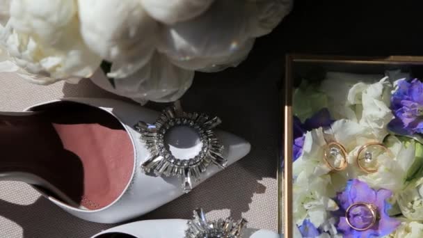 Panorama des accessoires de mariage pour la mariée. Bijoux en or