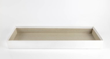 Boş, dikdörtgen beyaz bir karton kutu. Tasarım ve reklamcılık için tasarım. Beyaz arkaplanda hediye kutusu