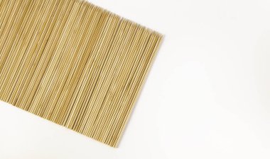 Beyaz arka planda bambu halısı. Tasarımınız için boş bir boşluk