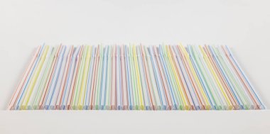Meyve suyu ve içecekler için plastik pipetten yapılmış arka plan. Plastik pipetler. İçkiler için pipetler