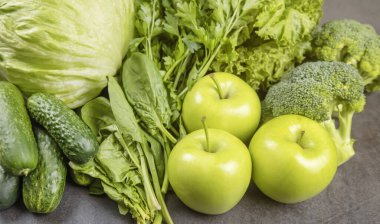 Yeşil sebze ve meyve karışımı. Ön manzara. Beslenme konsepti