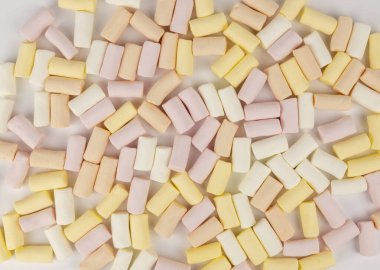 Pembe sarı ve beyaz marşmelov arka plan. Renkli lokum konsepti