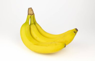 Beyaz arka planda izole edilmiş muzlar. Olgun sarı muzlar. Egzotik meyve kavramı