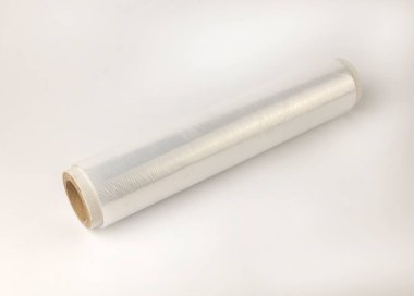 Bir rulo yapışkan film. Beyaz arka planda selofan koli bandı. Ürün ambalajlama ve depolama kavramı