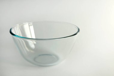 Salata ve çeşitli sebzeleri karıştırmak için boş bir cam kase. Ön çizim