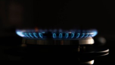 Siyah, modern bir mutfak sobasında gaz ocağı. Doğal gaz sorunları kavramı, artan benzin fiyatları