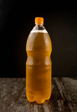 Bir şişe light bira. Masada köpüklü bira