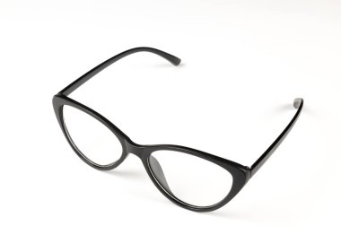 Beyaz arka planda siyah plastik gözlük. Optalmoloji kavramı