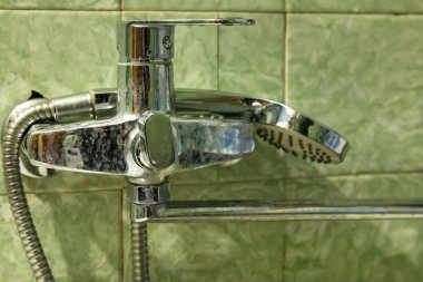 Banyoda eski, kirli bir musluk. Banyo deterjanı konsepti