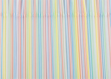 Alkol ve alkolsüz içecekler için plastik pipetlerden yapılmış arka plan