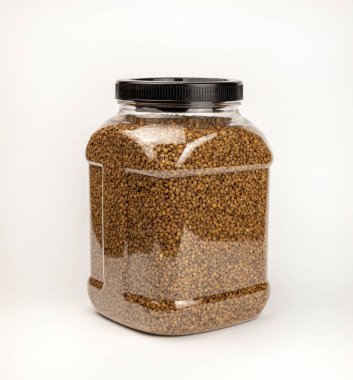 Karabuğday yetişiyor, mısır gevreği konteynırında. Karabuğdaylı plastik kap