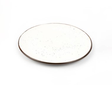 Beyaz arka planda koyu noktalı ve kahverengi kenarlı seramik boş tabak. Beyaz tabak. Seramik yemek konsepti