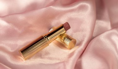 Yumuşak pembe ipek kumaşta ruj izi. Dudak bakımı, kadın güzelliği