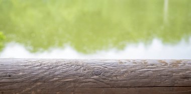 Su arka planında ahşap doku. Projeniz için boş alanı olan tahta kiriş