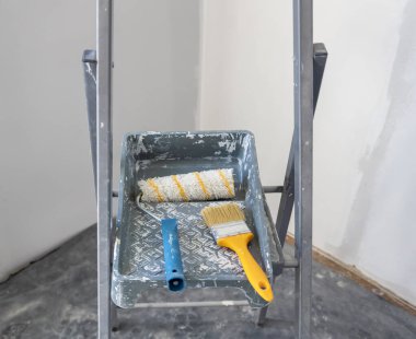 Resim yapmak için bir grup alet. Tamir ve bitirme konsepti