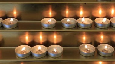 Kapatın. Kilise mumları parlak ateşle yanar. Erimiş mum