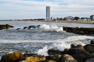 Burrasca, sbatte l'onda a Cesenatico...