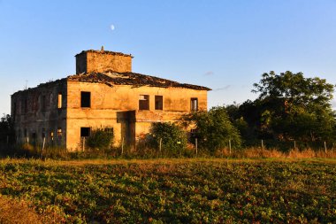 Cascina e luna, Toscana