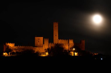 Castello di Montecchio Vesponi, luna piena. Toscana