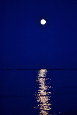 Luna piena sull'Adriatico