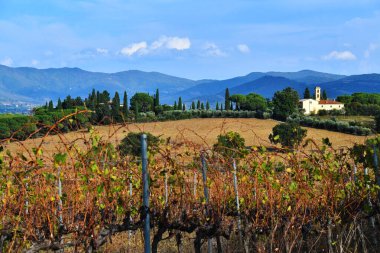 Paesaggio kabul ediyor e una chiesa, Toscana