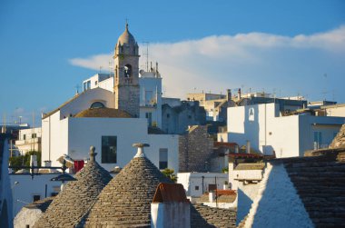 Alberobello, karakteristik bir Apulian kasabası.