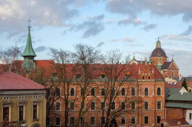 Krakow eski kasabası - kırmızı çatılı büyük tuğla bir bina