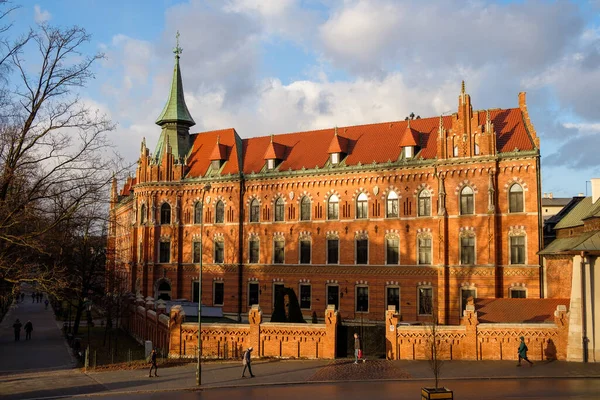Krakow Polonya - günbatımında vurgulanan eski bir bina