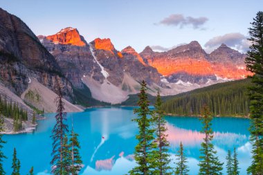 Banff, Kanada - Moraine Gölü 'nde Muhteşem Gündoğumu