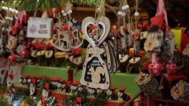 Kapıda, evde, Noel Baba 'da süsleme. Noel Fuarı Pazarı, Yeni Yıl dekorasyonu yakın plan, insanlar arkada alışveriş yapıyor.