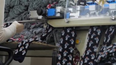 Kumaş fabrikasında pamuk çorap üretim süreci, otomatik işlem, çorap dikme