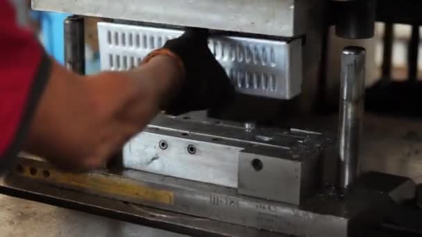 Fabrieksarbeider Maakt Metalen Onderdelen Een Transportband Aluminium Mal Productie — Stockvideo