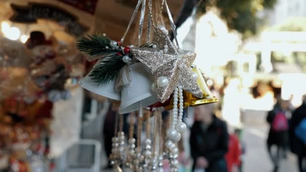Διακόσμηση Στο Δέντρο Της Πρωτοχρονιάς Αστέρι Και Καμπάνες Χριστουγεννιάτικη Αγορά — Αρχείο Βίντεο