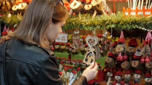 Mujer Joven Eligiendo Decoraciones Para Las Vacaciones Navidad Feria Navidad — Vídeos de Stock