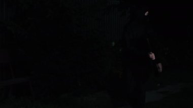 Maskeli bir hırsız gece geç saatlerde çalıntı bir TV taşır, polis tarafından parlayan ışıklarla yakalanır, kaçar, güvenlik kavramı ve kanunları ihlal eder.
