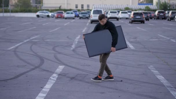 Homme Dépose Une Nouvelle Achetée Sur Parking Supermarché Ralenti Livrée — Video