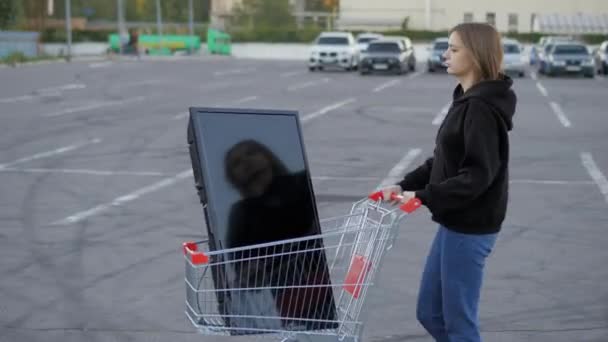 Vrouw Draagt Een Moderne Grote Een Supermarkt Trolley Probeert Het — Stockvideo