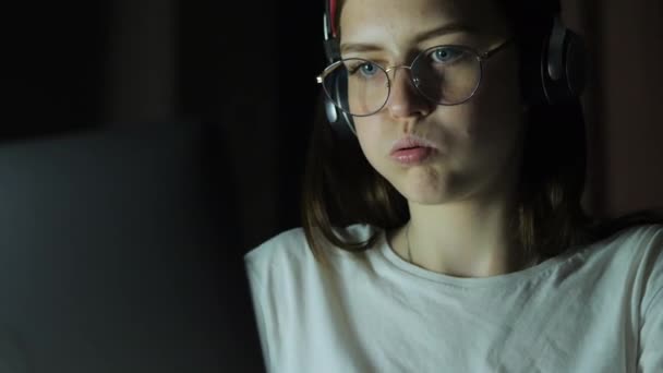 疲惫的少女戴眼镜看着监视器 玩游戏 深夜学习 — 图库视频影像