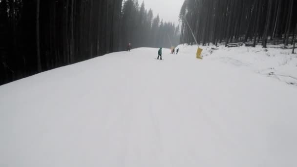 Pov Snowboardcusu Bir Kayak Merkezinde Yokuş Aşağı Gidiyor Kış Dağlarında — Stok video