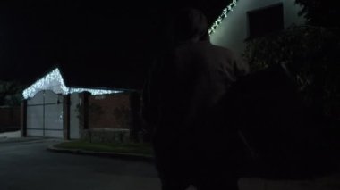 Maskeli bir hırsız gece geç saatlerde çalıntı bir TV taşır, polis tarafından parlayan ışıklarla yakalanır, kaçar, güvenlik kavramı ve kanunları ihlal eder.