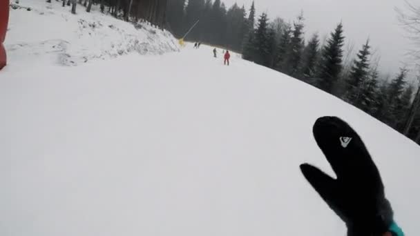Povスノーボーダーはスキー場に下ります 冬の山の中で活発な休息 アクションカメラ — ストック動画