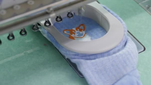 Sticken Eines Musters Auf Einer Socke Automatische Sockenheftung Der Bekleidungsfabrik — Stockvideo