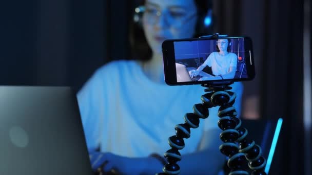 Genç Blogcu Kız Canlı Yayın Yapıyor Gecenin Geç Saatlerinde Mavi — Stok video
