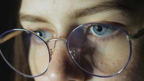 Olhos Perto Uma Adolescente Com Óculos Olha Para Monitor Joga — Vídeo de Stock