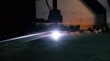 Bir fabrikada lazer metal kesme işlemi yapan bir endüstriyel makine. Yüksek kalite 4k görüntü
