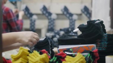 Ön planda bir yığın bitmiş ürünle çorap imalatı atölyesi. Yüksek kalite 4k görüntü
