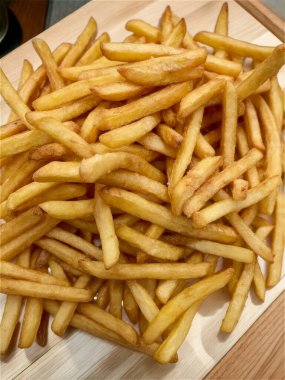 içinde beyaz bir tabak kızarmış patates