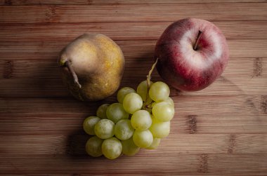 Ahşap arka planda bir demet üzüm, siyah beyaz fotoğraf